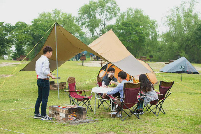 看着大家露营的场景,真的是十分羡慕了,在这个春暖花开的日子……|露