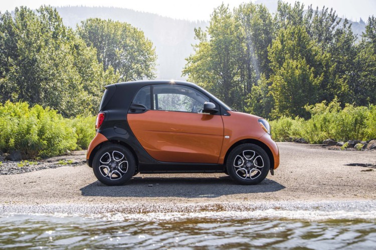 反观smart精灵#1,为了实用性妥协,常规的尺寸 比较常见的5座布局很