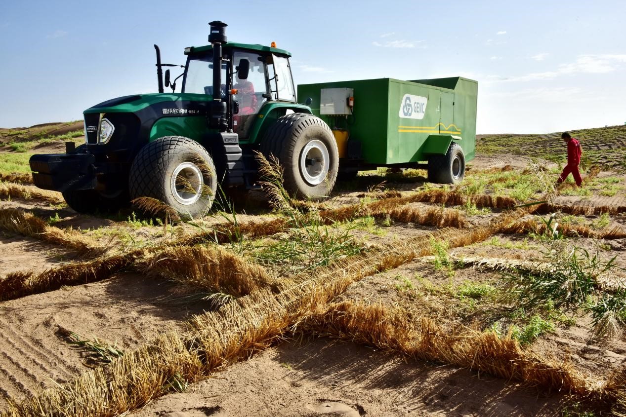 一天之内吞噬40亩沙中国固沙机问世治理荒沙如虎添翼