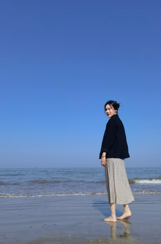 蹦床女神晒沙滩照评论区乱成一锅粥土味儿情话满天飞