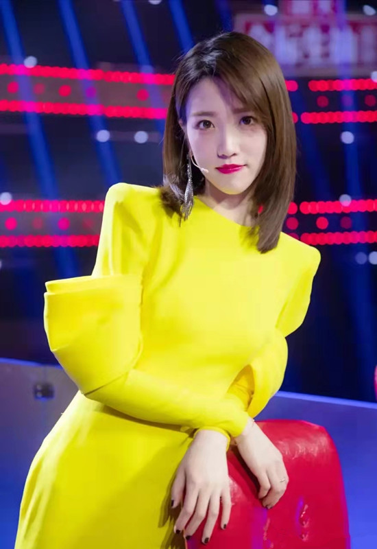 张纯烨这次穿对了黑色薄纱星光裙美艳动人桃心好贴心