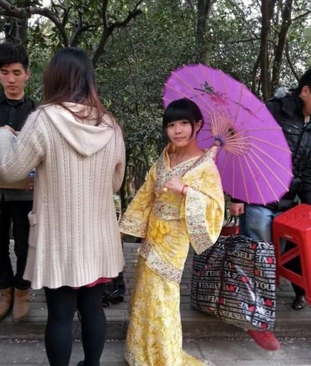 女子穿和服在公园拍照,引路人不适起争执,穿衣自由也要分场合休闲区蓝鸢梦想 - Www.slyday.coM 女子穿和服在公园拍照,引路人不适起争执,穿衣自由也要分场合休闲区蓝鸢梦想 - Www.slyday.coM