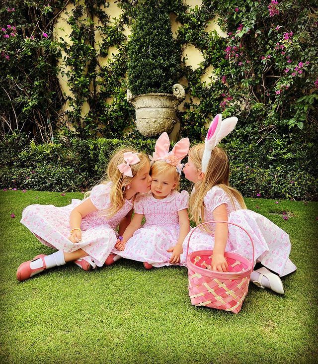 希尔顿小姐的大女儿和二女儿都如同小公主一样,穿着蕾丝连体泳衣,也太