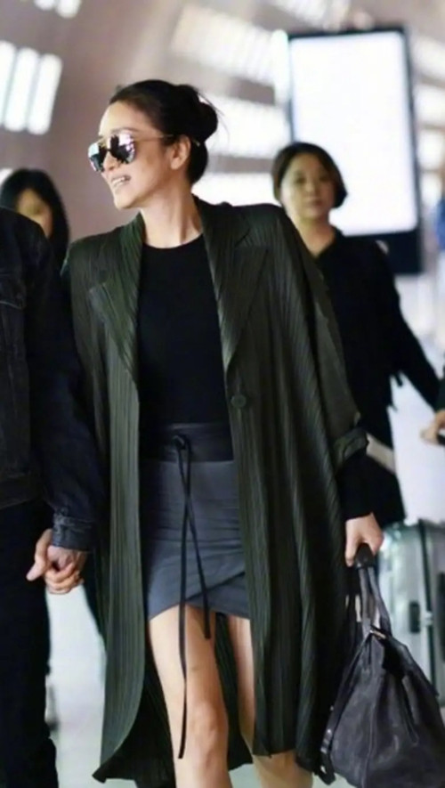 55岁的巩俐惊艳到国外穿皮草大衣气场强大凉鞋是亮点