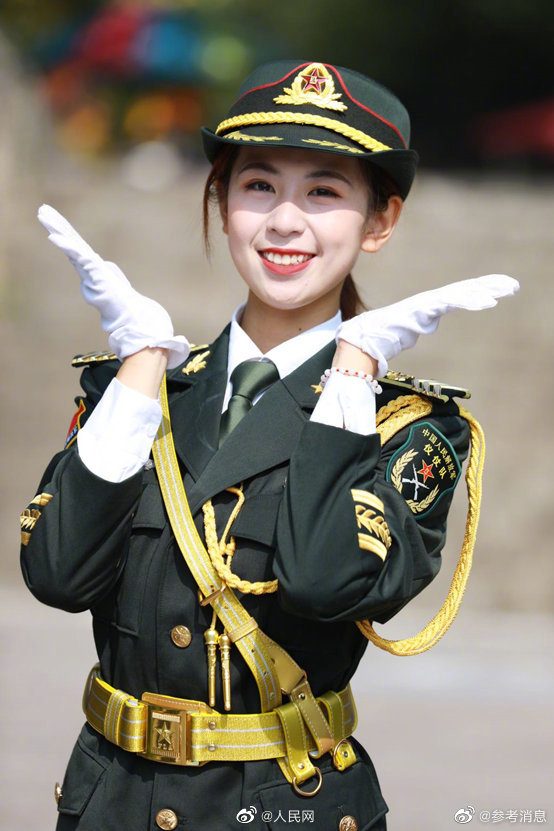 从三军仪仗队到大运会首位女旗手