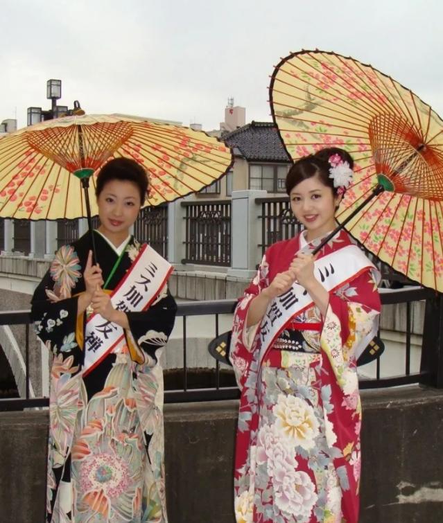 女子穿和服在公园拍照,引路人不适起争执,穿衣自由也要分场合休闲区蓝鸢梦想 - Www.slyday.coM 女子穿和服在公园拍照,引路人不适起争执,穿衣自由也要分场合休闲区蓝鸢梦想 - Www.slyday.coM