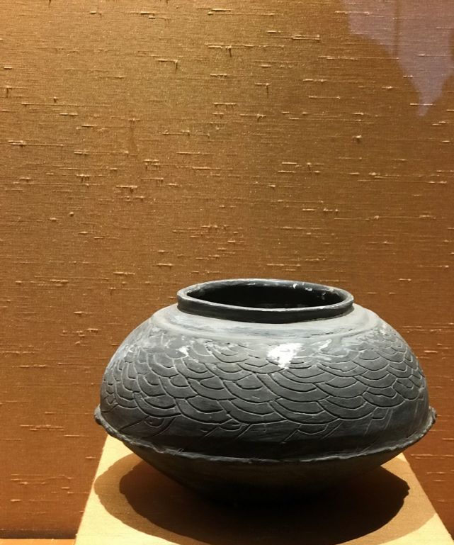 良渚文化刻划水波纹折腹罐.良渚文化灰陶圈足豆.此黑皮罐形状规整.