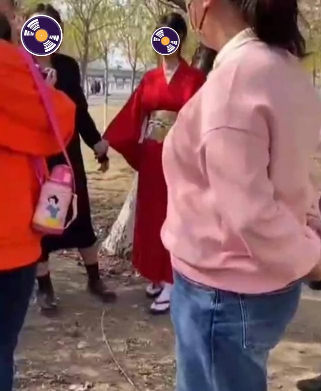 女子穿和服在公园拍照,引路人不适起争执,穿衣自由也要分场合休闲区蓝鸢梦想 - Www.slyday.coM 女子穿和服在公园拍照,引路人不适起争执,穿衣自由也要分场合休闲区蓝鸢梦想 - Www.slyday.coM