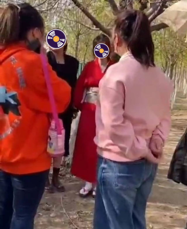 女子穿和服在公园拍照,引路人不适起争执,穿衣自由也要分场合休闲区蓝鸢梦想 - Www.slyday.coM 女子穿和服在公园拍照,引路人不适起争执,穿衣自由也要分场合休闲区蓝鸢梦想 - Www.slyday.coM