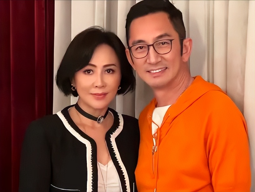 吴启华晒与好友旧照!