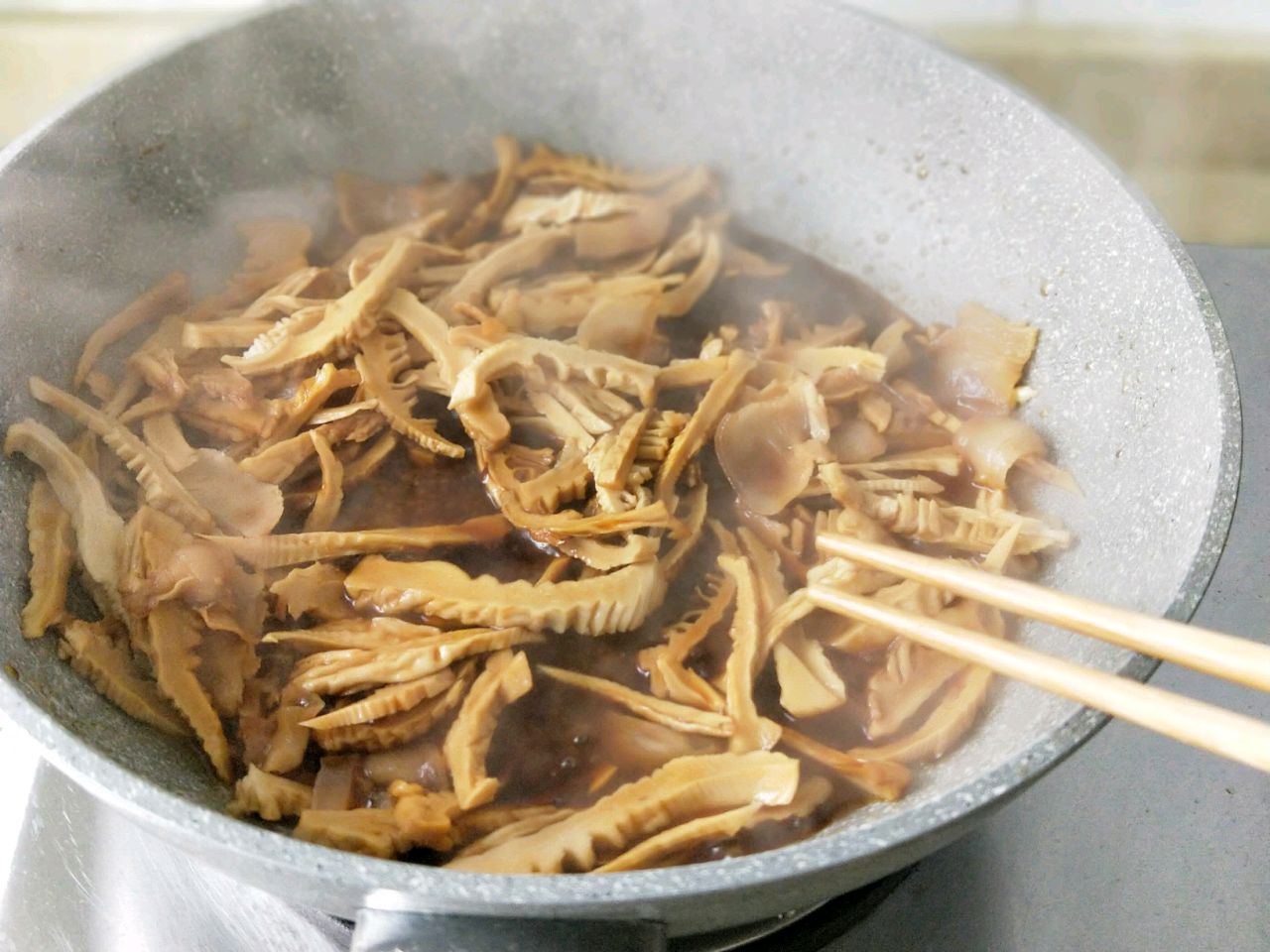 等出鍋之前可以在點雞精來提鮮,這樣下飯好吃的鹹肉,青椒炒筍乾就做好