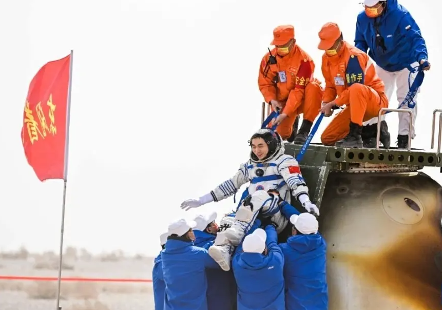 神舟13号返航返回时出现5分钟的黑障时刻就明白宇航员的辛苦