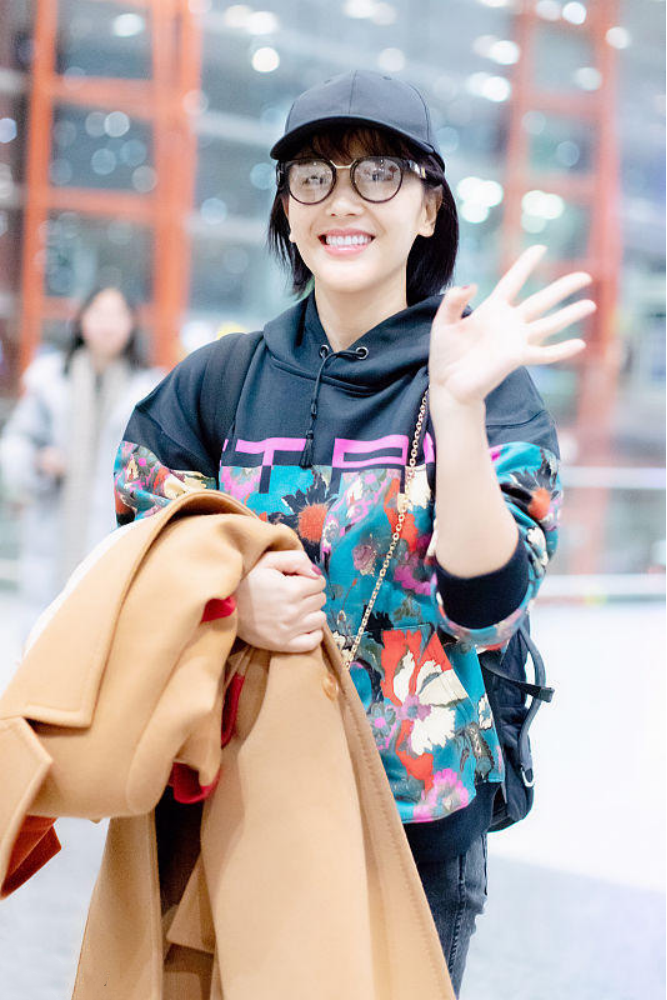 刘涛平时穿得好像路人但是这卫衣还挺个性中年女性穿很合适
