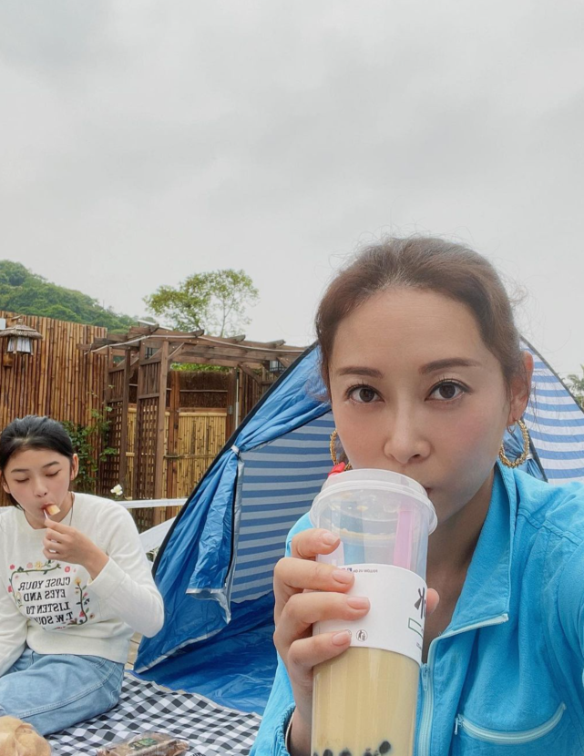 TVB女艺人杨卓娜和家人开心露营 一边吃零食一边跟音乐节奏打牌|杨卓娜|零食|艺人_新浪新闻