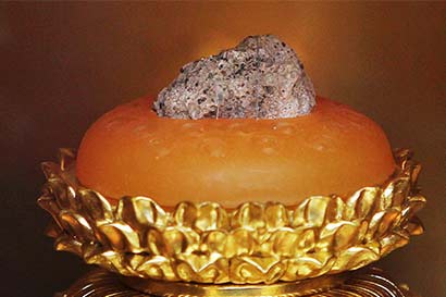 2001年我国雷峰塔中就出土了佛罗鬓发舍利,佛罗鬓发舍利在佛教中就是