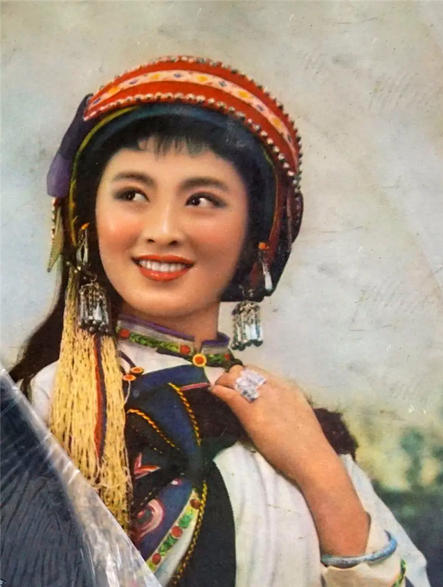 拍完《阿诗玛》后没两年,不到30岁的杨丽坤因为受到不公正的待遇,精神