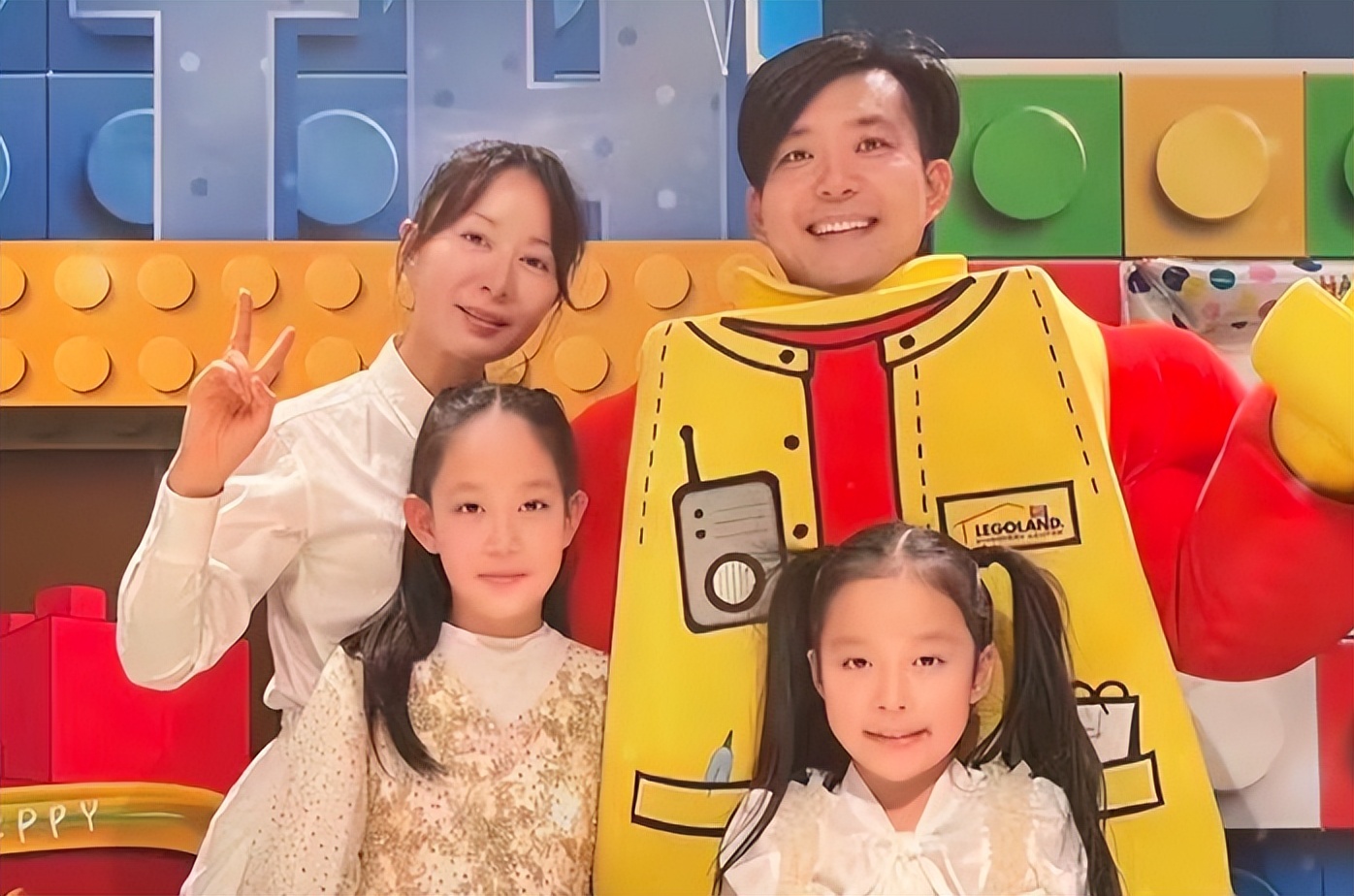 塞娅公主张恒罕晒全家福侧躺沙发身材臃肿老公旧照太帅气