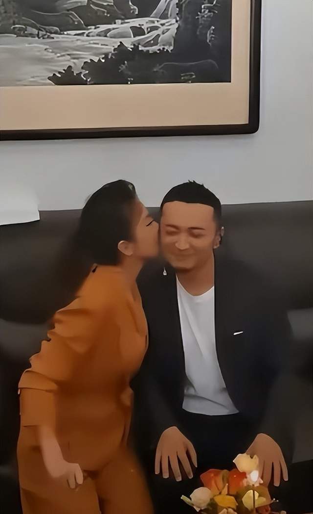 央视主持人尼格买提后台庆生朱迅当众献吻神仙友谊羡煞旁人