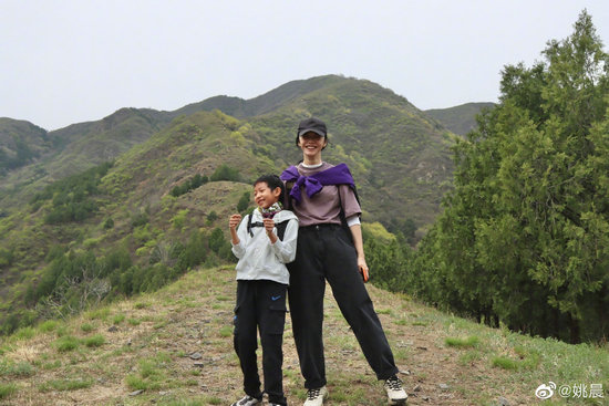 姚晨晒与儿子“小土豆”登山照 两人开心合影笑容灿烂休闲区蓝鸢梦想 - Www.slyday.coM
