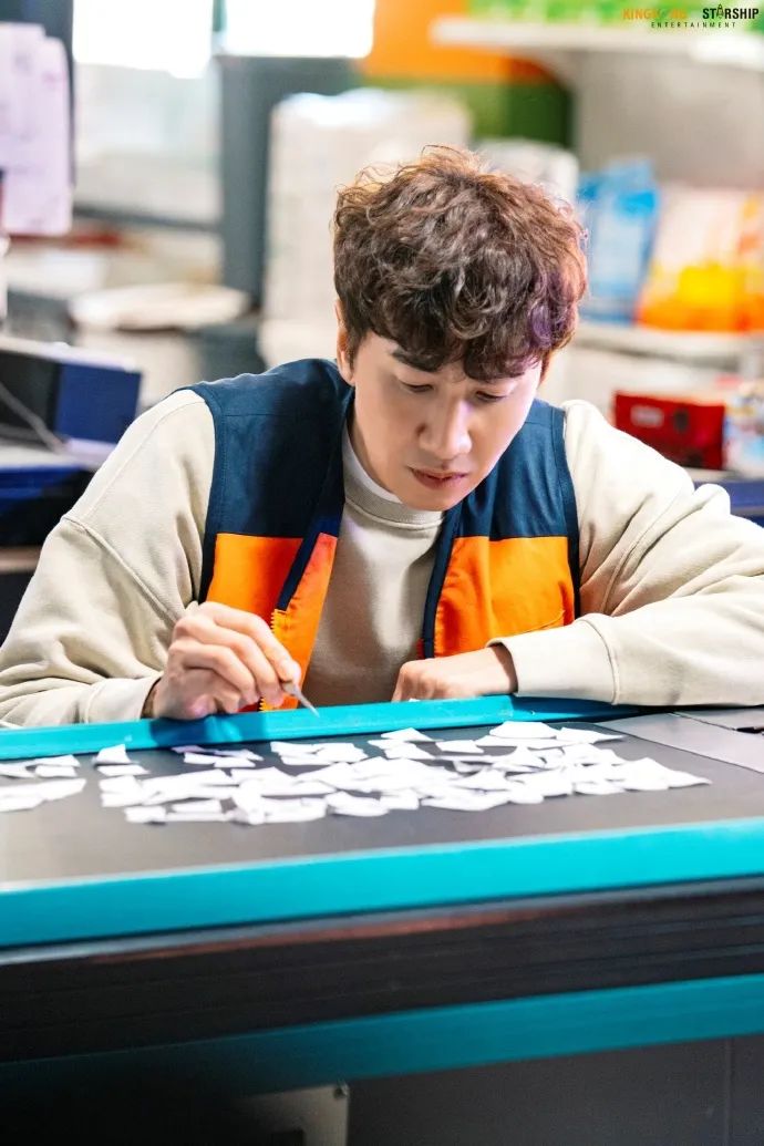 李光洙杀人者的购物目录海报拍摄图