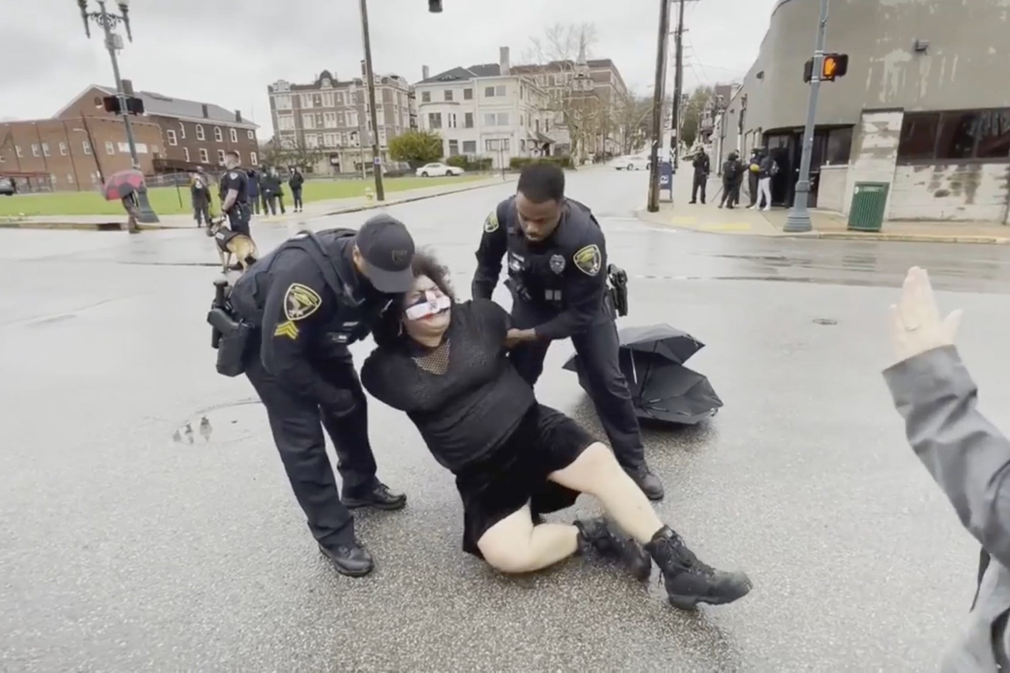 美国黑人警察拳打"黑人的命也是命"女抗议者,一拳