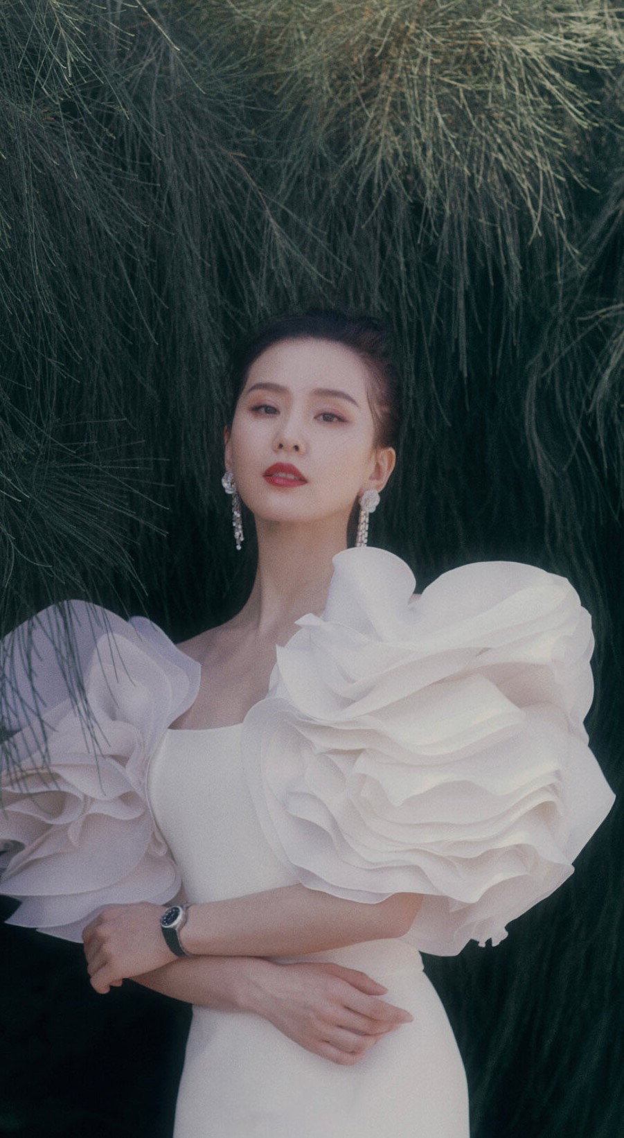 不愧是仪态教科书刘诗诗一字肩金色礼服颈部线条和锁骨美爆了