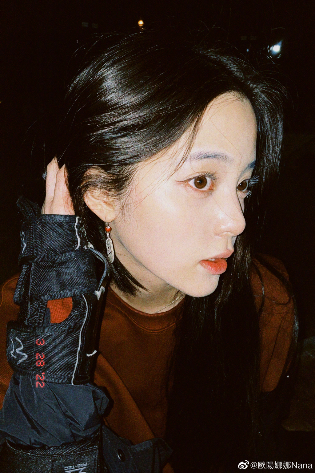 欧阳娜娜晒练滑板照怼脸自拍侧颜优越