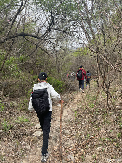 姚晨晒与儿子“小土豆”登山照 两人开心合影笑容灿烂休闲区蓝鸢梦想 - Www.slyday.coM