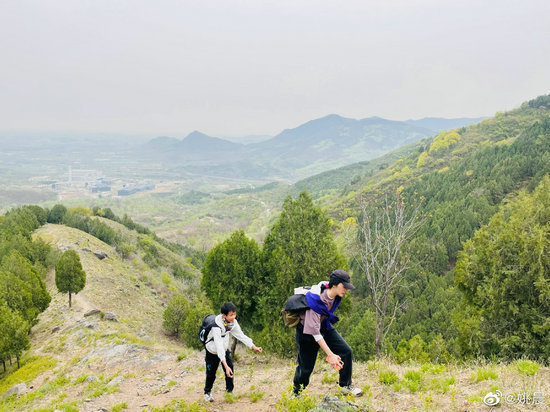 姚晨晒与儿子“小土豆”登山照 两人开心合影笑容灿烂休闲区蓝鸢梦想 - Www.slyday.coM