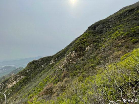 姚晨晒与儿子“小土豆”登山照 两人开心合影笑容灿烂休闲区蓝鸢梦想 - Www.slyday.coM