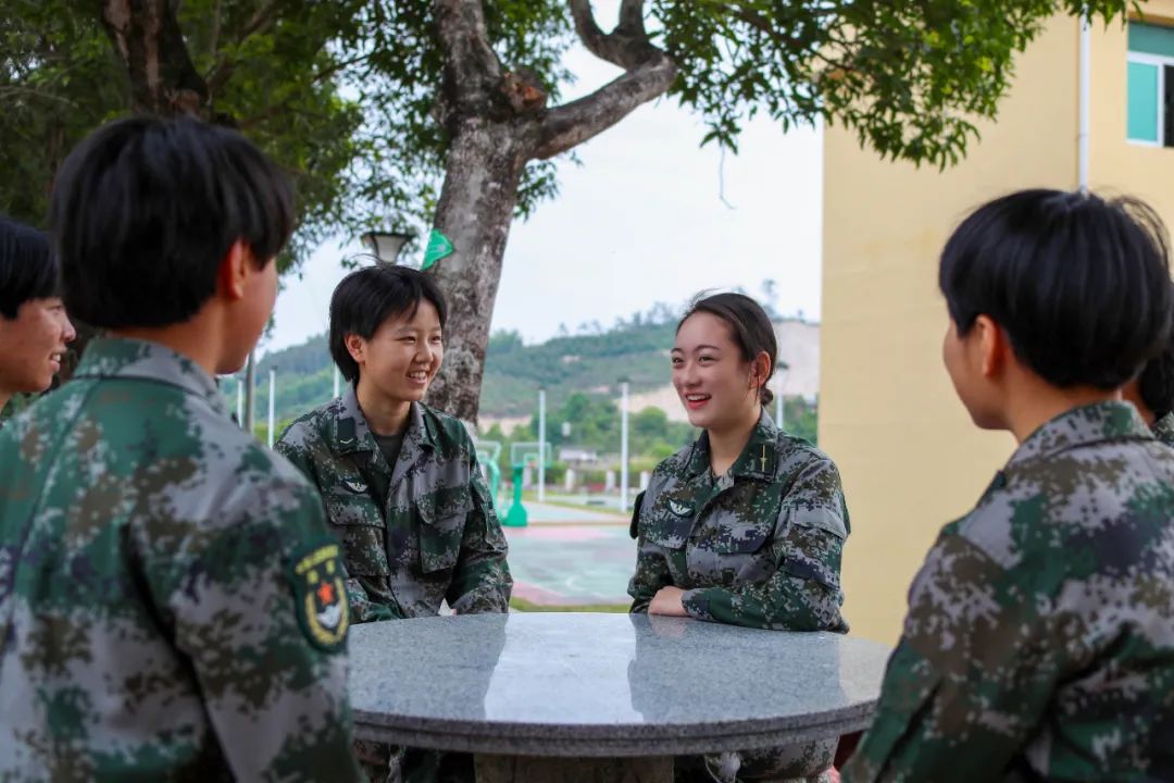 闫嘉芮在和女兵们谈心交心