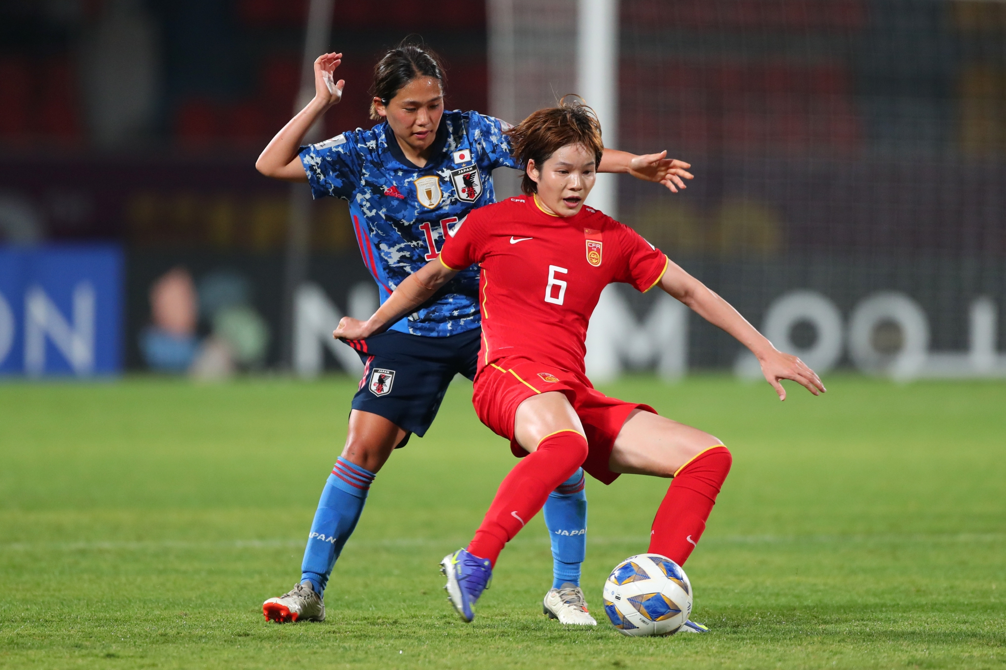 张馨（右）代表中国女足出战亚洲杯。
