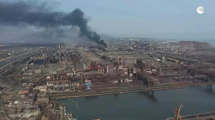 4月17日，航拍俄乌冲突中的亚速钢铁厂，当地升起一股黑烟。图片来源：俄罗斯卫星通讯社航拍影像