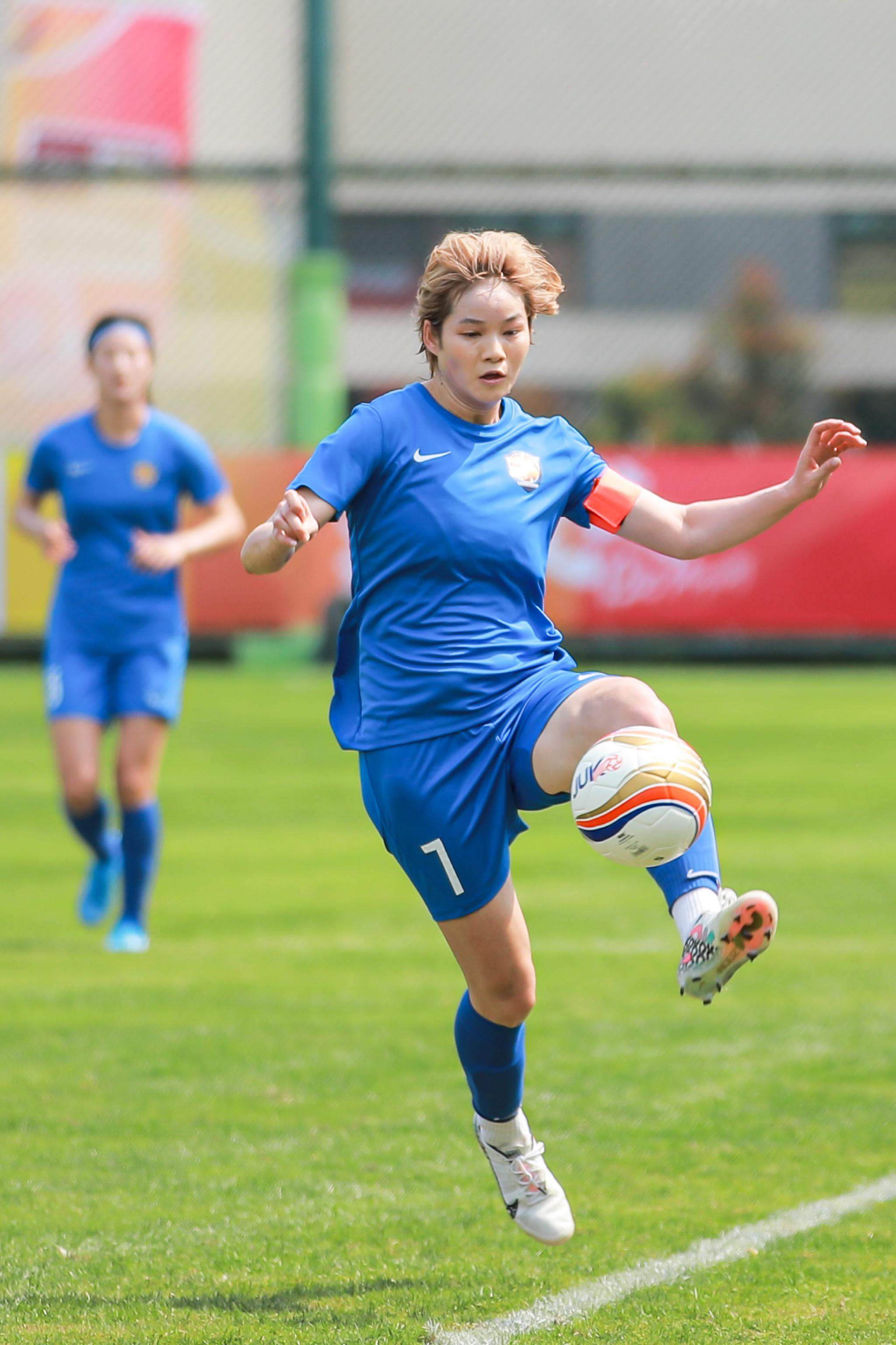 女超联赛第二轮击败河南队的比赛中，张馨为上海女足攻入两球。