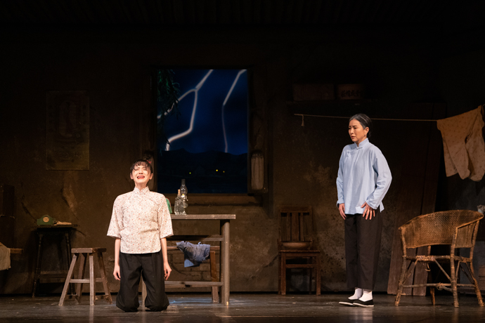 吴珊珊饰演鲁侍萍(右)《雷雨》既然是经典,就要"经典