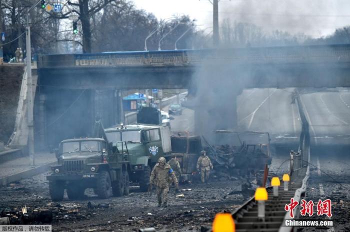 资料图：乌军与俄突袭小组交火过后，乌军人收集未爆炸炮弹。