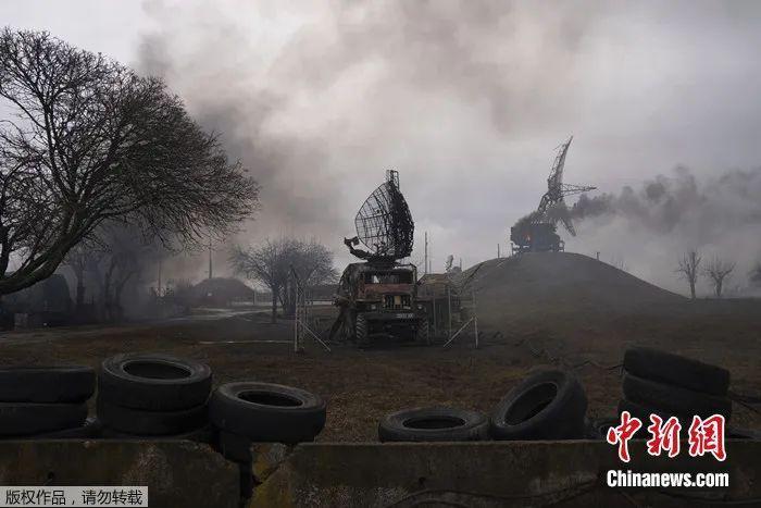 资料图：乌克兰马里乌波尔机场附近的一处军事设施起火。