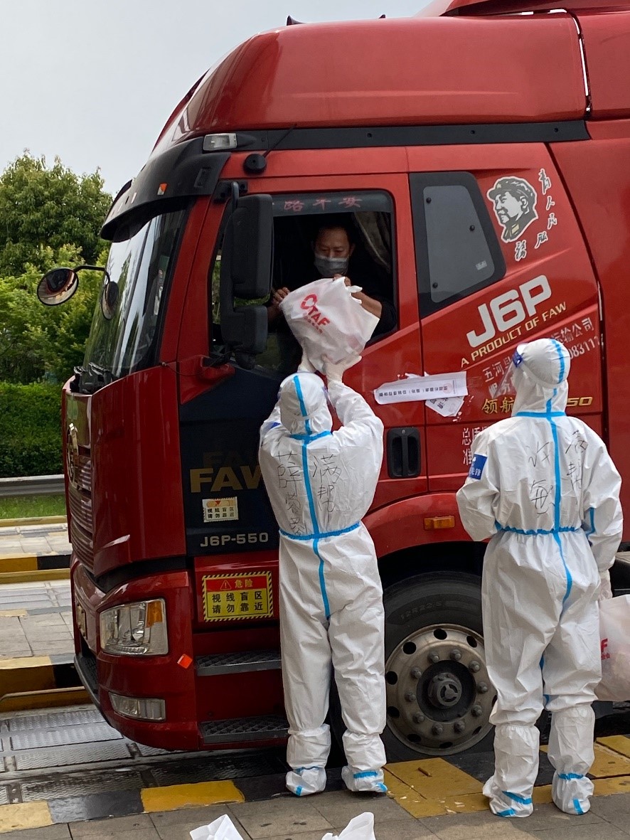 关爱货车司机满帮万份爱心礼包送到运输一线