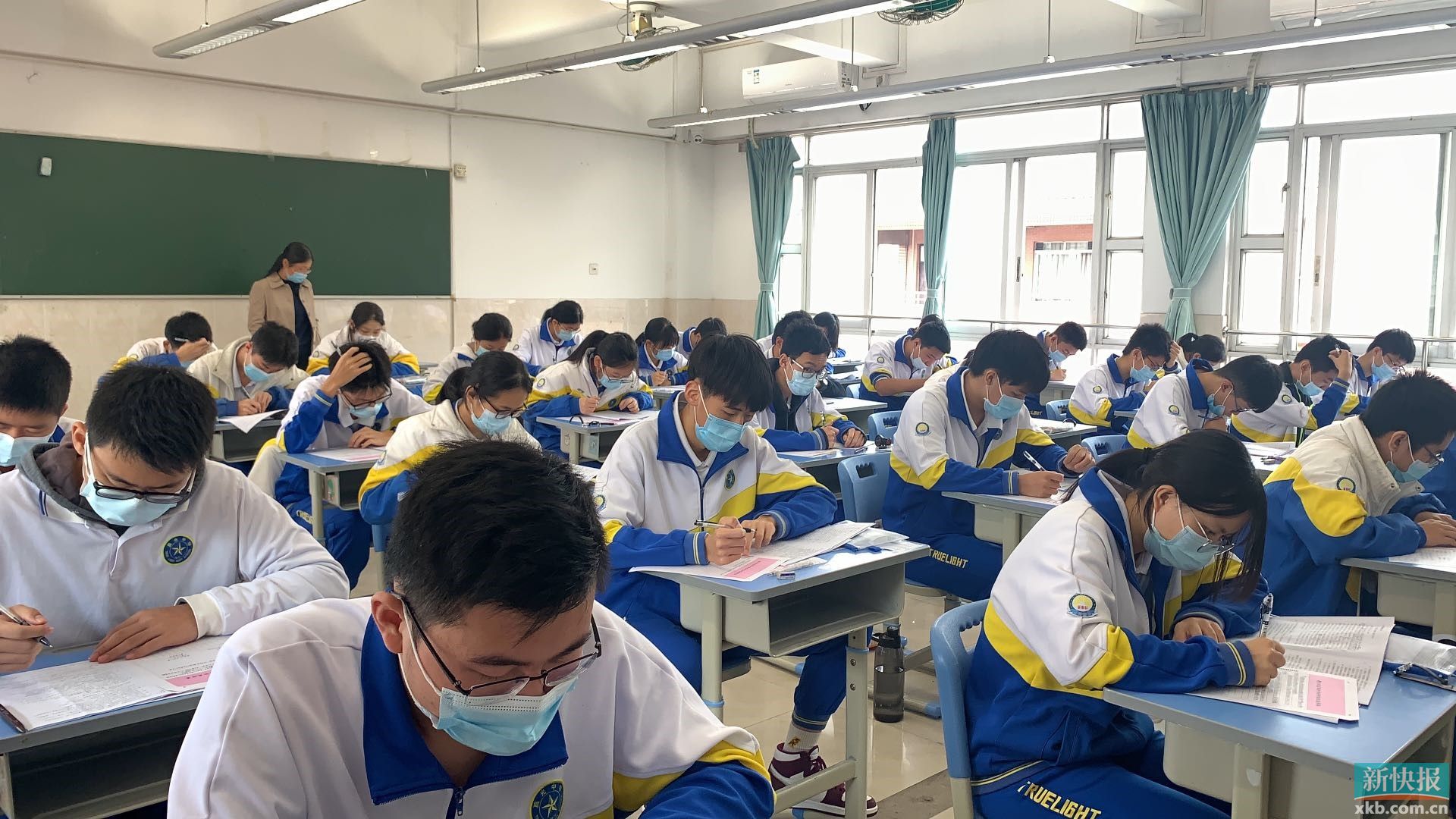 广州市中学生今日复课学生回到校园线下上课很开心