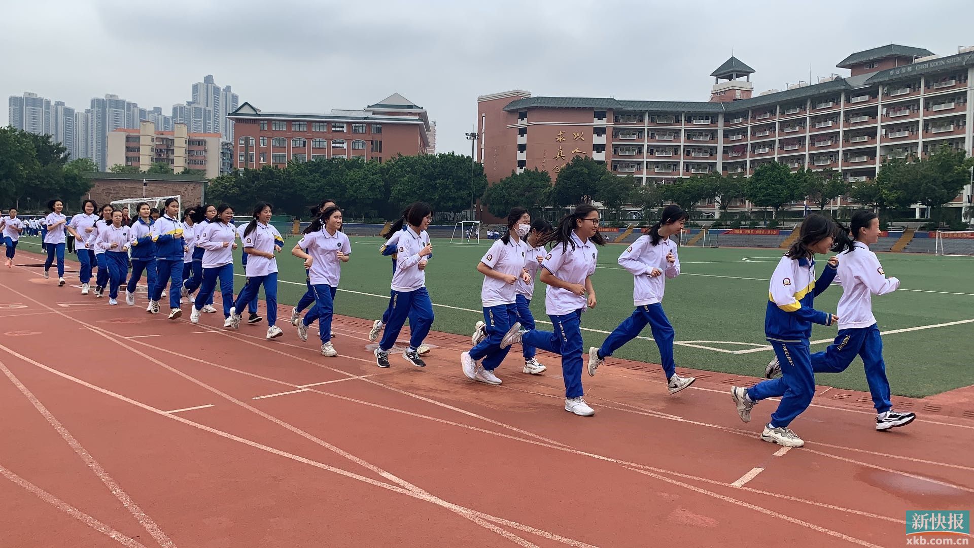 广州市中学生今日复课学生回到校园线下上课很开心