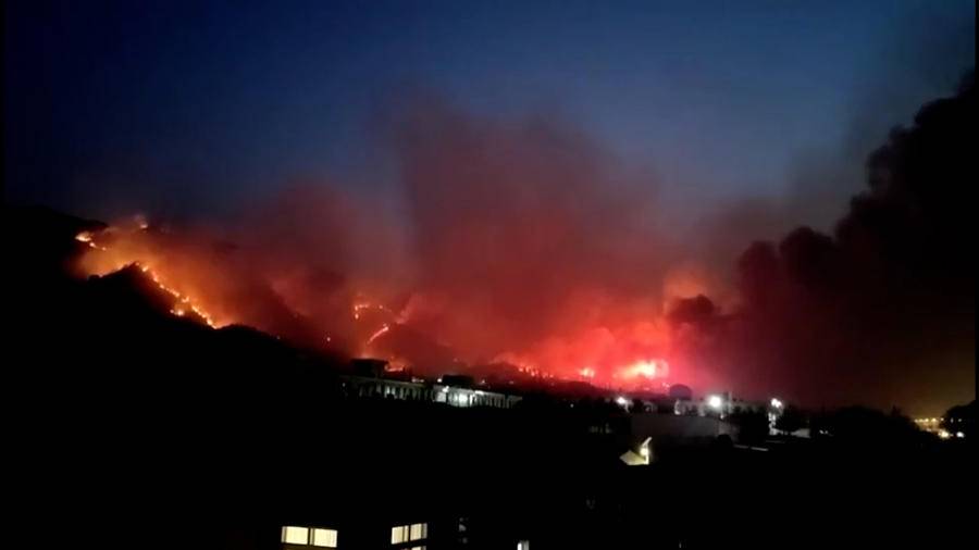 直升机空中灭火！青岛一山体突发山火，扑救仍在继续休闲区蓝鸢梦想 - Www.slyday.coM