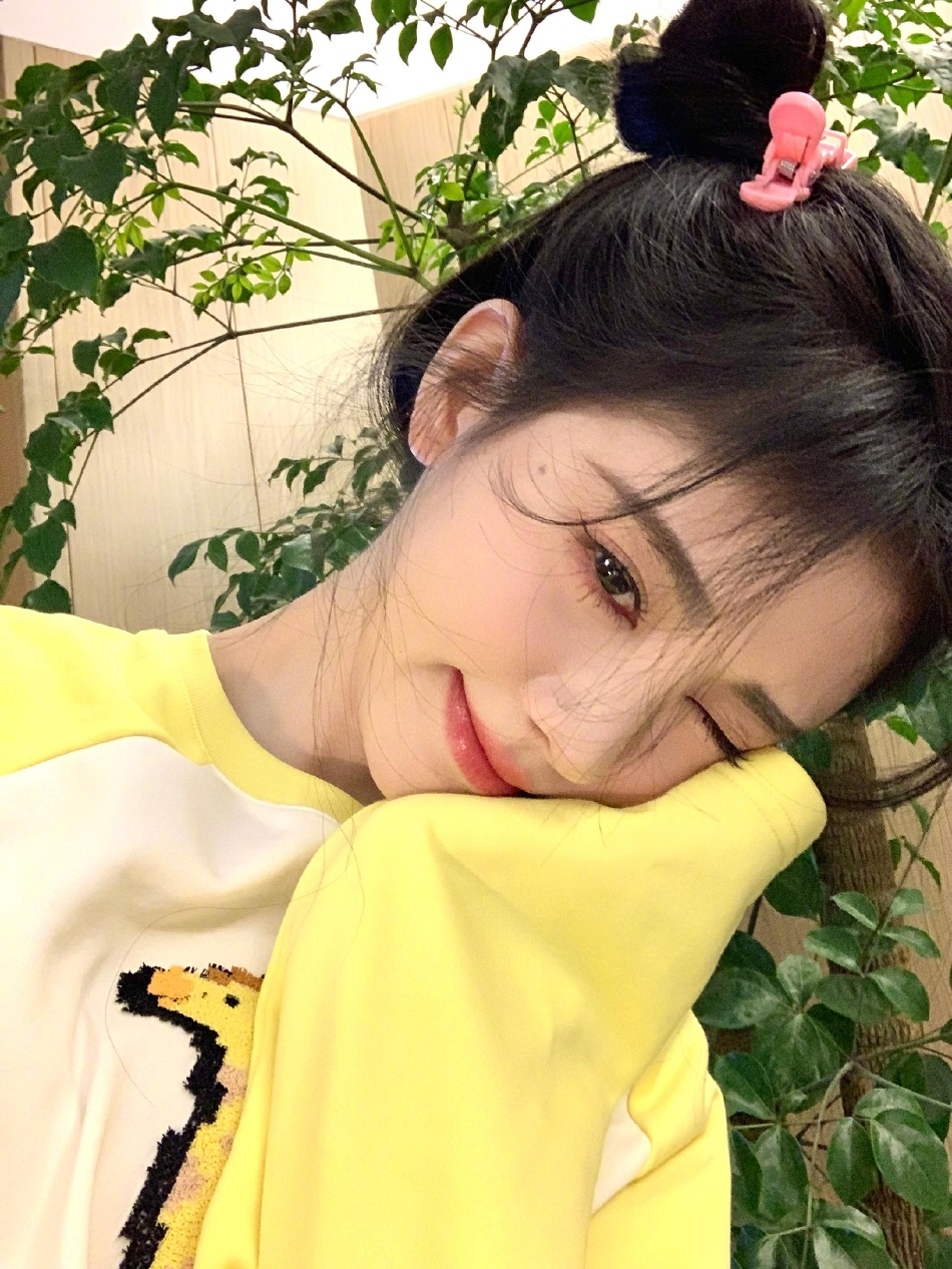 鞠婧祎晒九宫格自拍对镜wink甜美可人