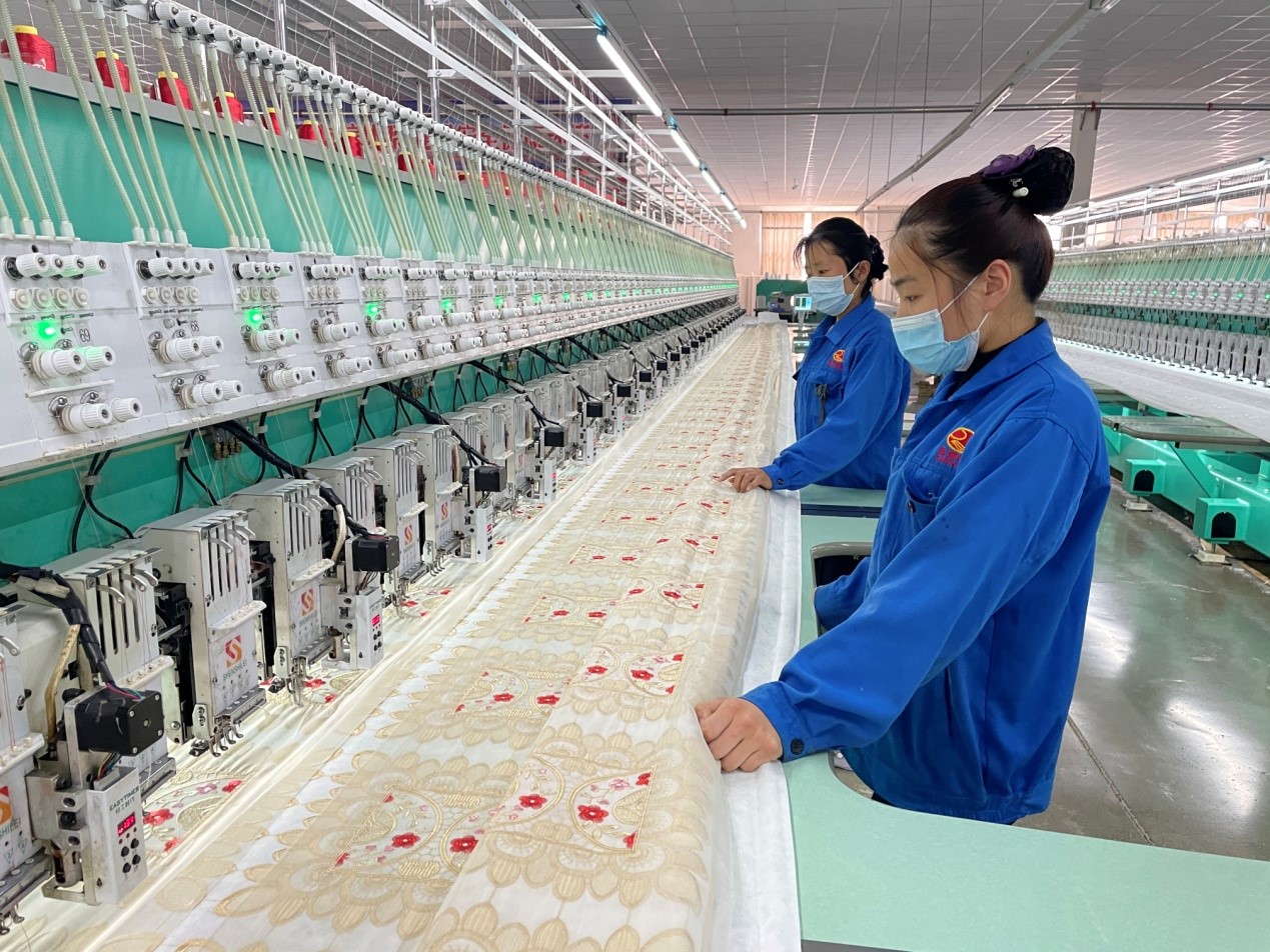 4月18日,圣润纺织又迎来了一批新的订单,使得该企业的设备日夜运转.