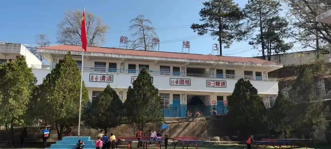 凉山教学名师丨马方玲：三尺讲台书写浩瀚知识 授之以渔桃李芬香馥郁|凉山|讲台_新浪新闻