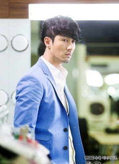 车胜元22岁与千金小姐私奔为保护继子甘愿挨轰获赞爱家好男人