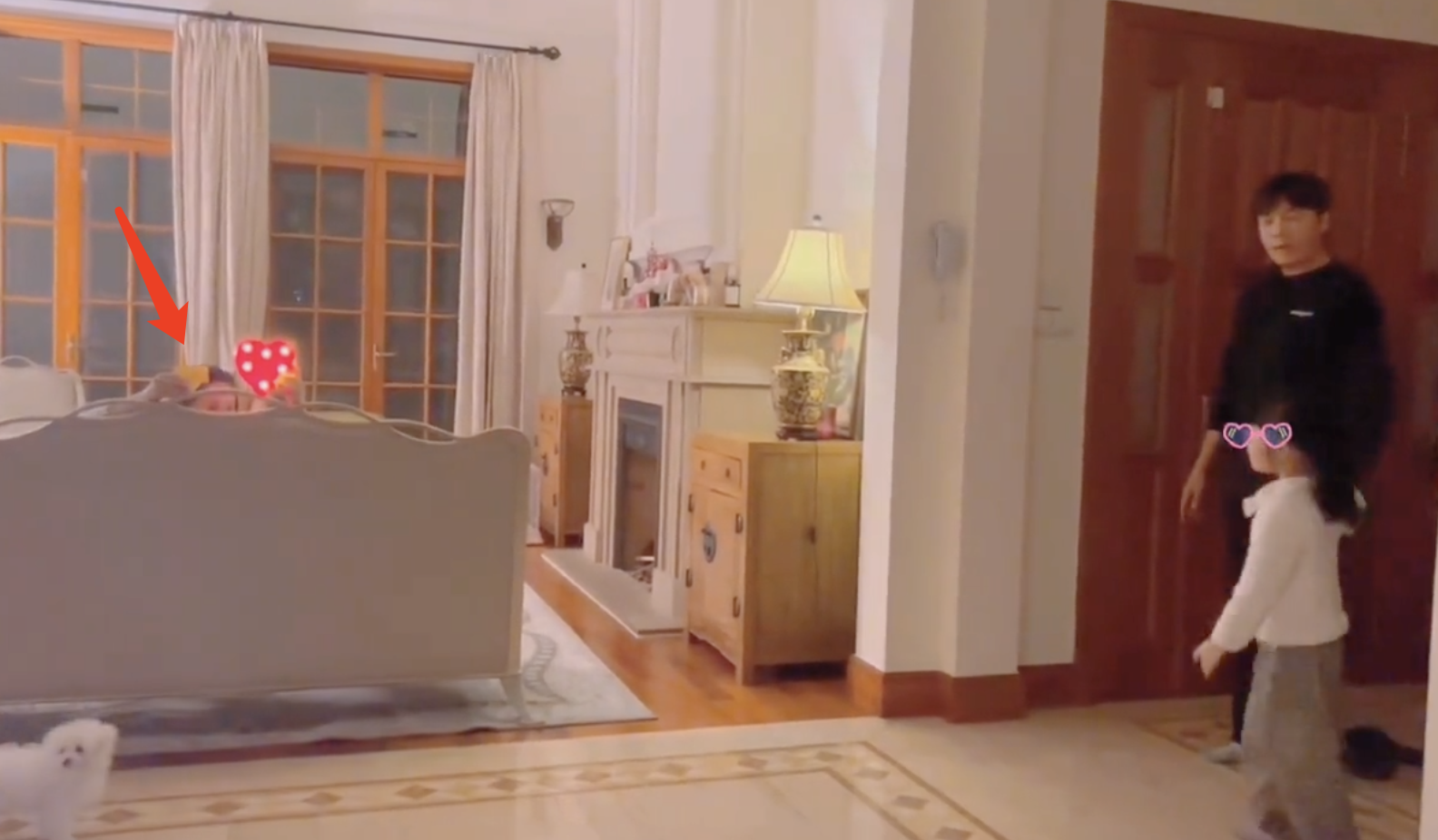 伊能静晒隔离日常秦昊陪女儿跳舞上海别墅客厅曝光敞亮温馨