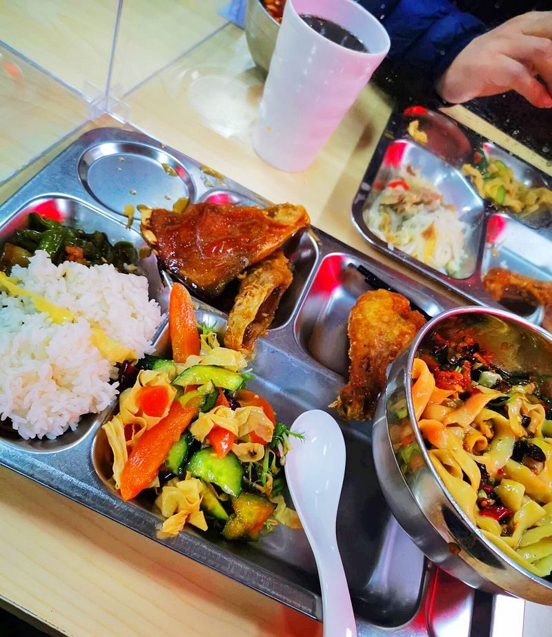 一周食堂午餐又来了,花样品种多,不限量任意吃,员工满满幸福感