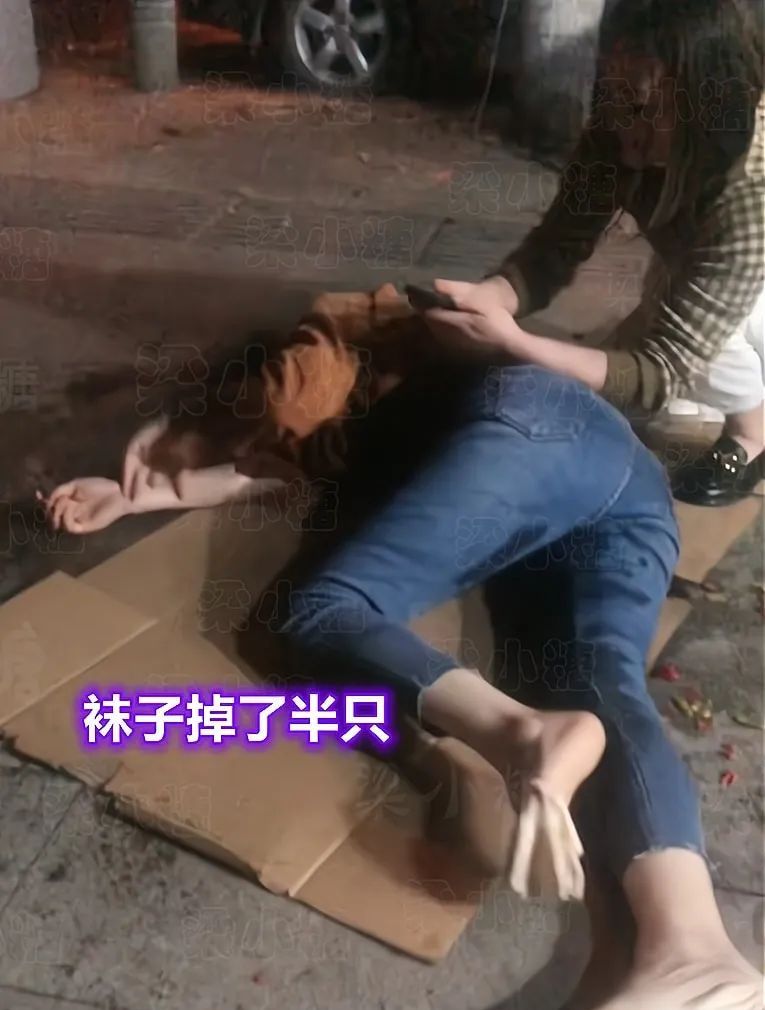 淑女形象全无湖北一女子喝醉后在地上打滚袜子还掉了半只