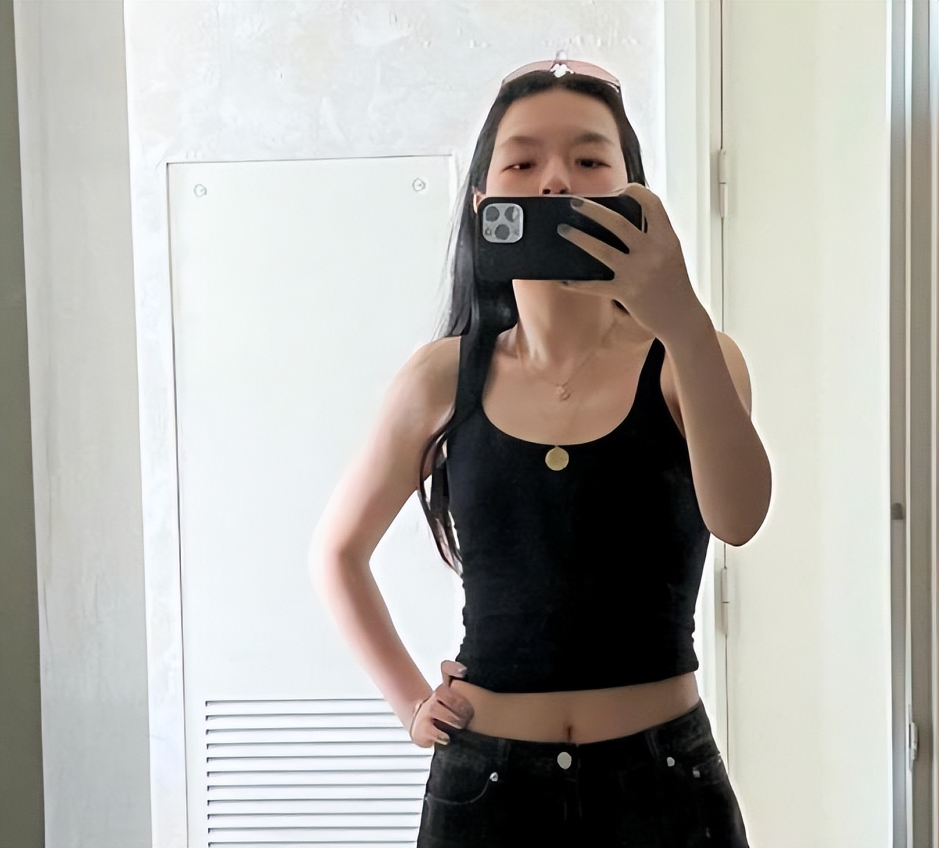 19岁法图麦晒素颜照大秀身材眉宇间酷似李咏哈文点评犀利