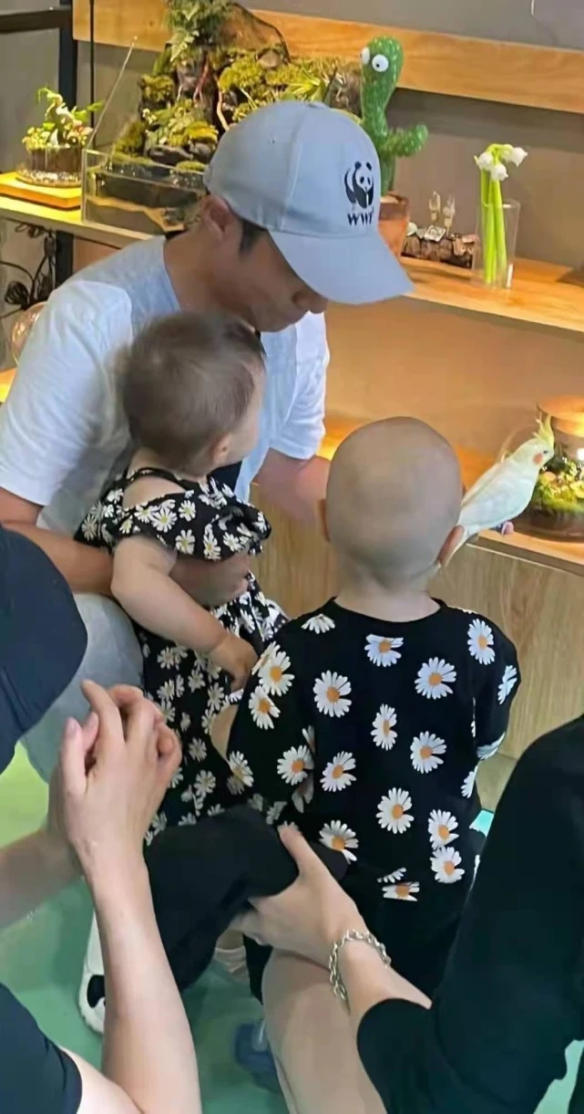 撒贝宁生活真惬意带老婆孩子出门吃饭穿黑色紧身衣难得变正经